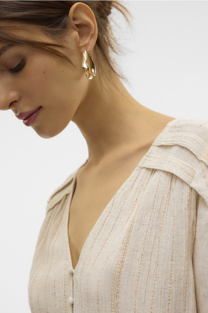 VMDAHLIA S/S V-NECK SHIRT WVN BTQ 10329115 Pumice Stone/Gold